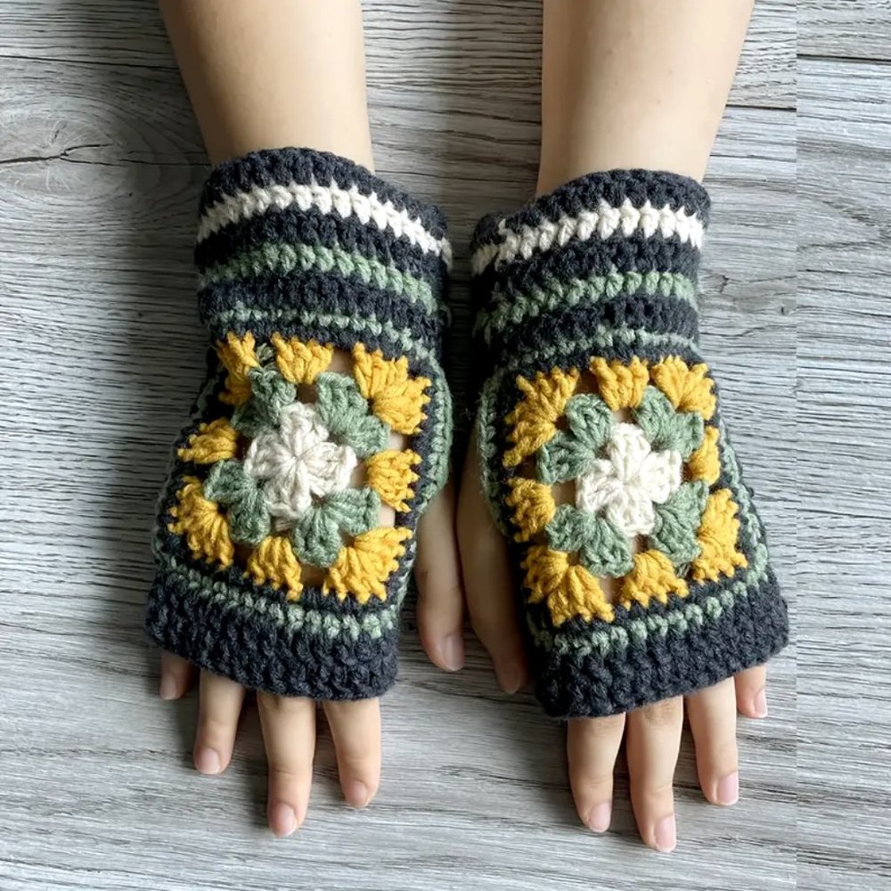 NWOT Beautiful Handmade Crochet Four Leaf Clover • Fingerless Gloves